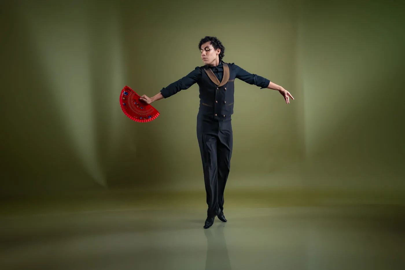 Flamenco performers singing and clapping the compás
